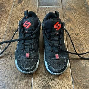 Boys Nike Luka Basketball sneakers size 6